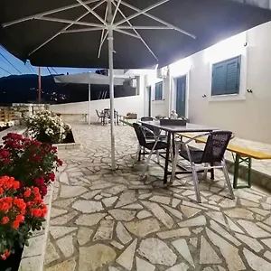 Dina's , Himarë Albanie